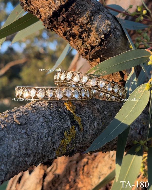 Geometric Pear-Cut Kundan Channel Kada