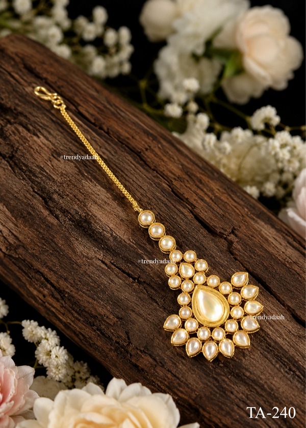 Pearl-Bordered Oval Kundan Maang Tikka