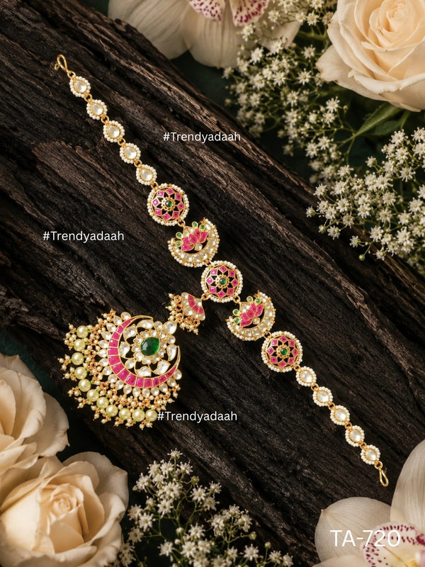 Paachi Kundan Tikka with Sheeshphool
